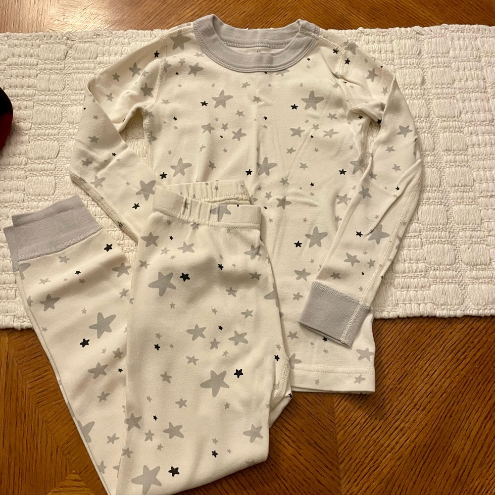 Hanna Andersson Kids Pajama Set - Cream and Gray Stars